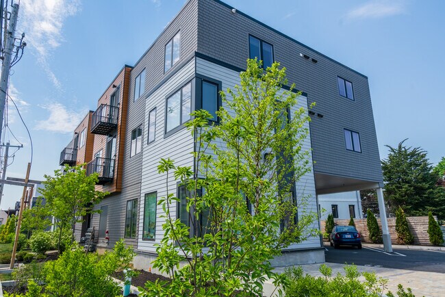 345 Pleasant St in Watertown, MA - Foto de edificio - Building Photo