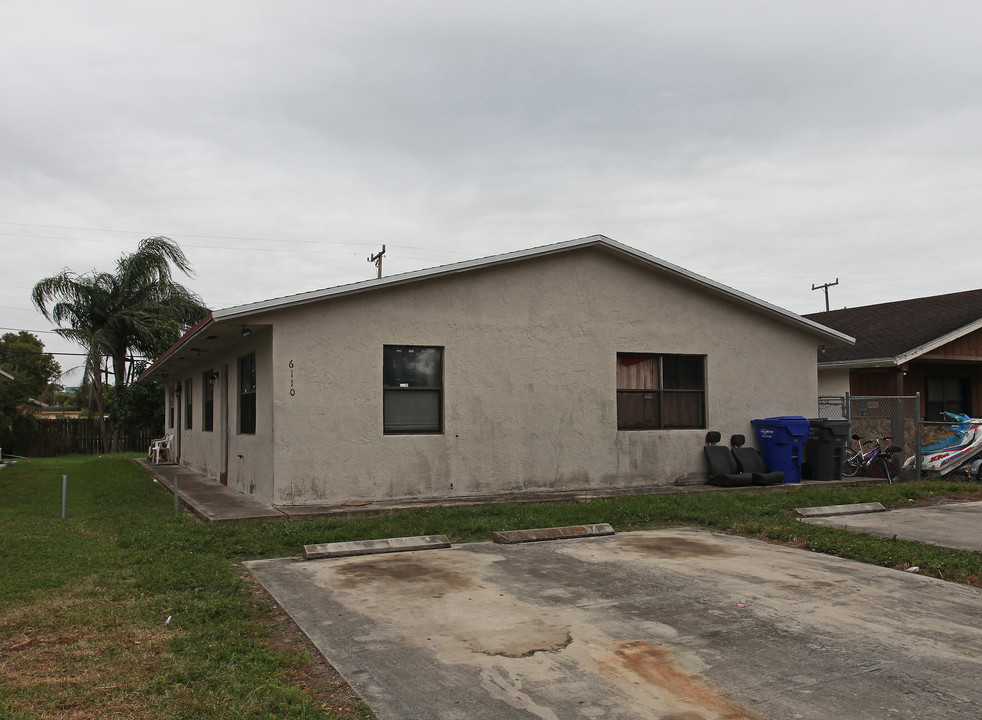 6110 Buchanan St in Hollywood, FL - Building Photo