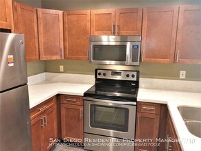 7535 Charmant Dr-Unit -#207 in San Diego, CA - Foto de edificio - Building Photo