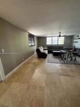 1811 Jefferson St, Unit 310 in Hollywood, FL - Foto de edificio - Building Photo