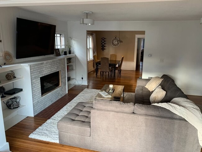 5 Commonwealth Ave, Unit Lower