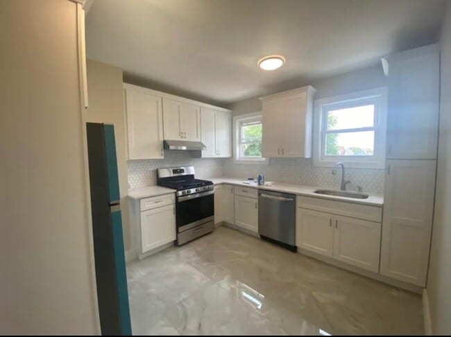 275 Avenue B in Bayonne, NJ - Building Photo - Building Photo