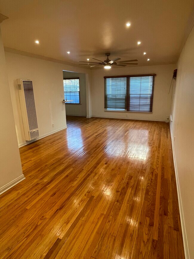 5723 San Vicente Blvd, Unit 1/2 in Los Angeles, CA - Building Photo - Building Photo