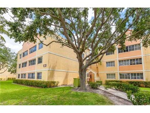 6045 NW 186th St, Unit #117 in Hialeah, FL - Building Photo - Building Photo