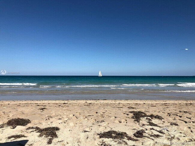 2730 Collins Ave-Unit -309 in Miami Beach, FL - Building Photo - Building Photo