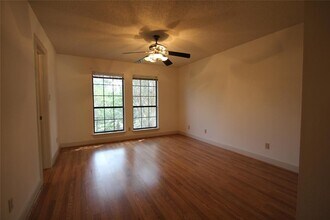 8101 Little Deer Crossing in Austin, TX - Building Photo - Building Photo