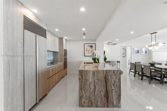 1500 Ocean Dr, Unit # 1003 in Miami Beach, FL - Building Photo - Building Photo