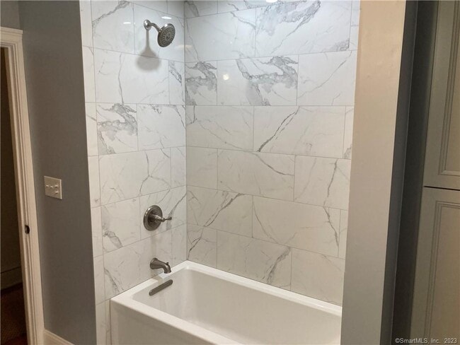 18 Maplewood Ave in West Hartford, CT - Building Photo - Building Photo