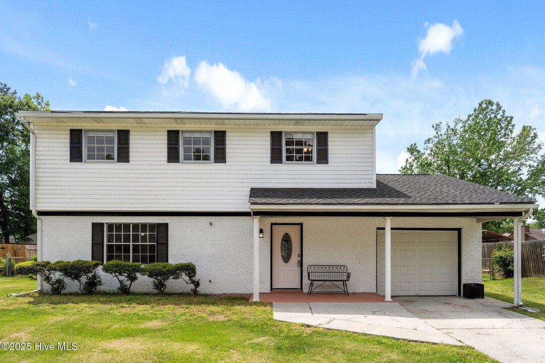16 Walnut Dr in Jacksonville, NC - Building Photo