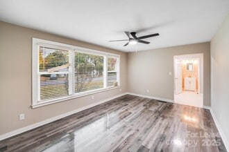 2301 Shamrock Dr in Charlotte, NC - Building Photo - Building Photo