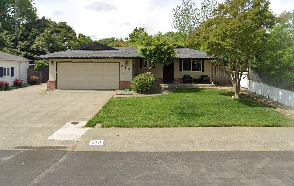 810 Camellia Way in Vacaville, CA - Foto de edificio