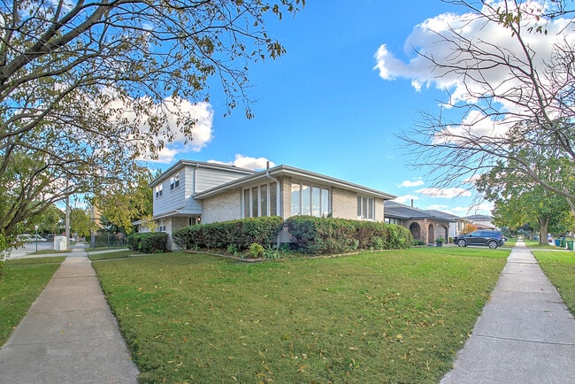 10001 S Komensky Ave in Oak Lawn, IL - Building Photo - Building Photo