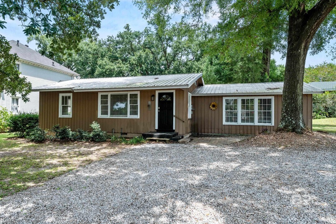 109 Nichols Ave in Fairhope, AL - Building Photo