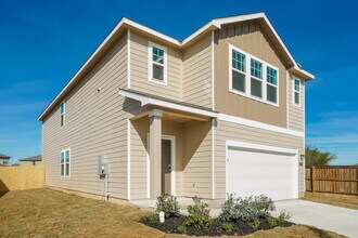 5831 Texas Palm Dr in Converse, TX - Building Photo - Building Photo