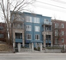 2365 Queen St E in Toronto, ON - Building Photo