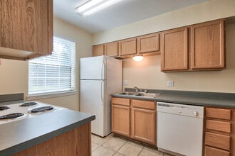 The Pines Apartments in Terrytown, LA - Building Photo - Building Photo