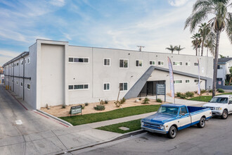 La Pat Courtyard Apartments in Westminster, CA - Foto de edificio - Building Photo