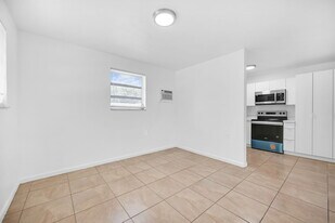 567 NW 90th St, Unit 567 in El Portal, FL - Building Photo