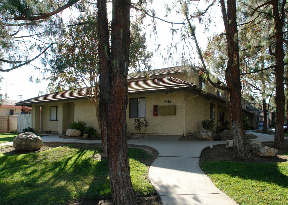 842 S Sherman Ave in Corona, CA - Foto de edificio