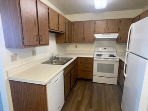 Heritage Lake Senior Apartments 55+ in Greenfield, WI - Building Photo - Building Photo