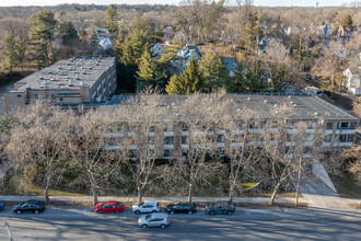 680 W Boston Post Rd in Mamaroneck, NY - Building Photo - Building Photo