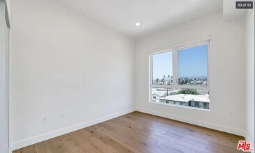 105 S Mariposa Ave in Los Angeles, CA - Building Photo - Building Photo
