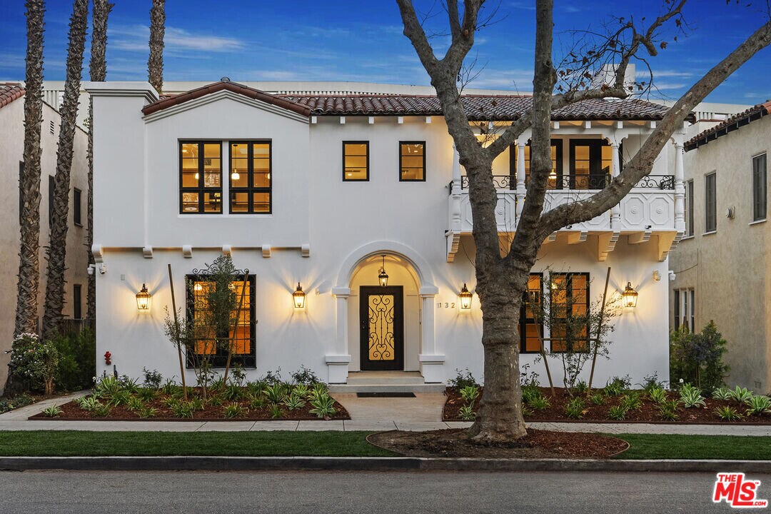 132 S Oakhurst Dr in Beverly Hills, CA - Building Photo