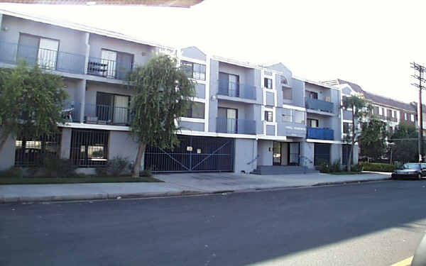 Royal Terrace Apartments in Van Nuys, CA - Building Photo - Building Photo