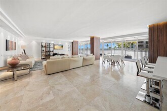 600 Grapetree Dr in Key Biscayne, FL - Foto de edificio - Building Photo