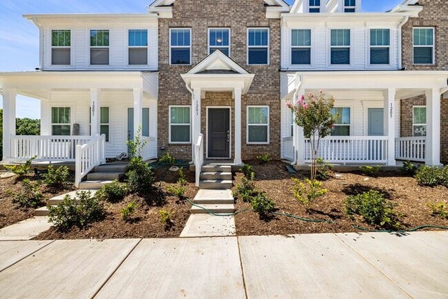 1201 Darlington Dr in Lowell, NC - Building Photo - Building Photo