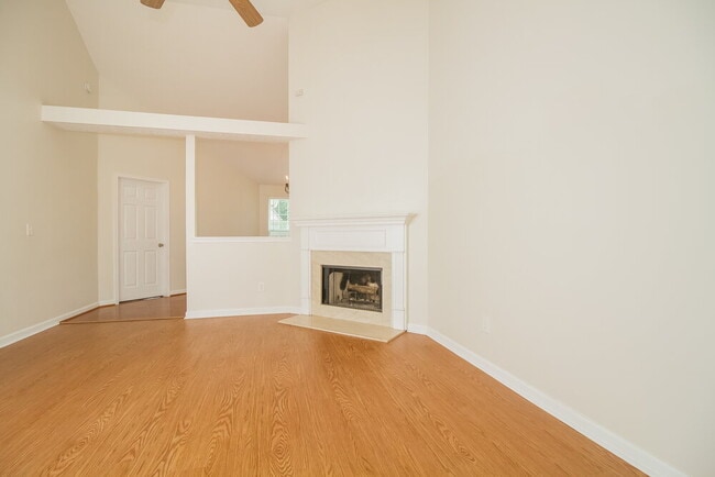 1015 Mallory Ln in Spring Hill, TN - Foto de edificio - Building Photo