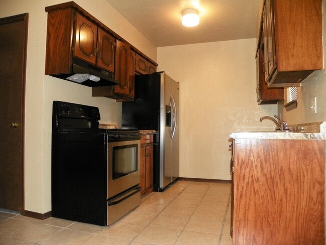 1209 Whispering Glen St in Tecumseh, OK - Building Photo - Building Photo