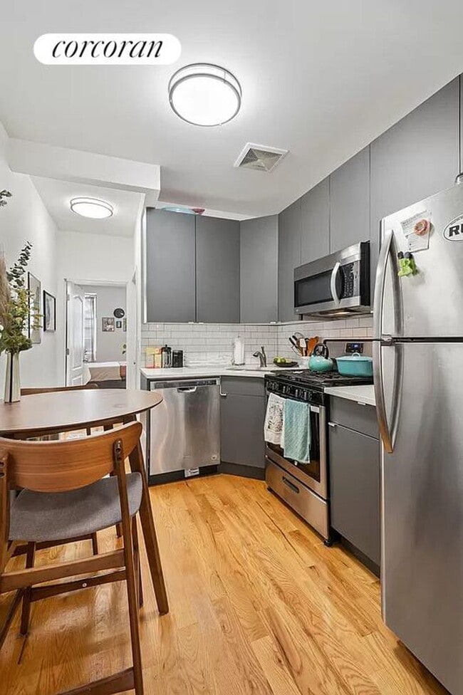 210 Green St in Brooklyn, NY - Building Photo - Building Photo