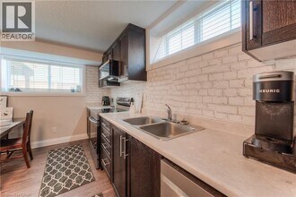 537 Valhalla Cres in Waterloo, ON - Building Photo - Building Photo