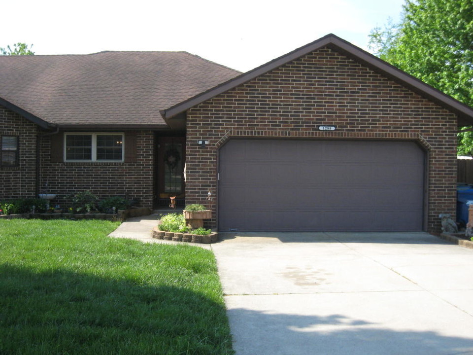 1288 W Bridgewood Pl in Nixa, MO - Building Photo