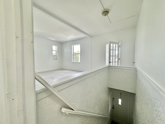 30 NW 32nd Pl in Miami, FL - Foto de edificio - Building Photo