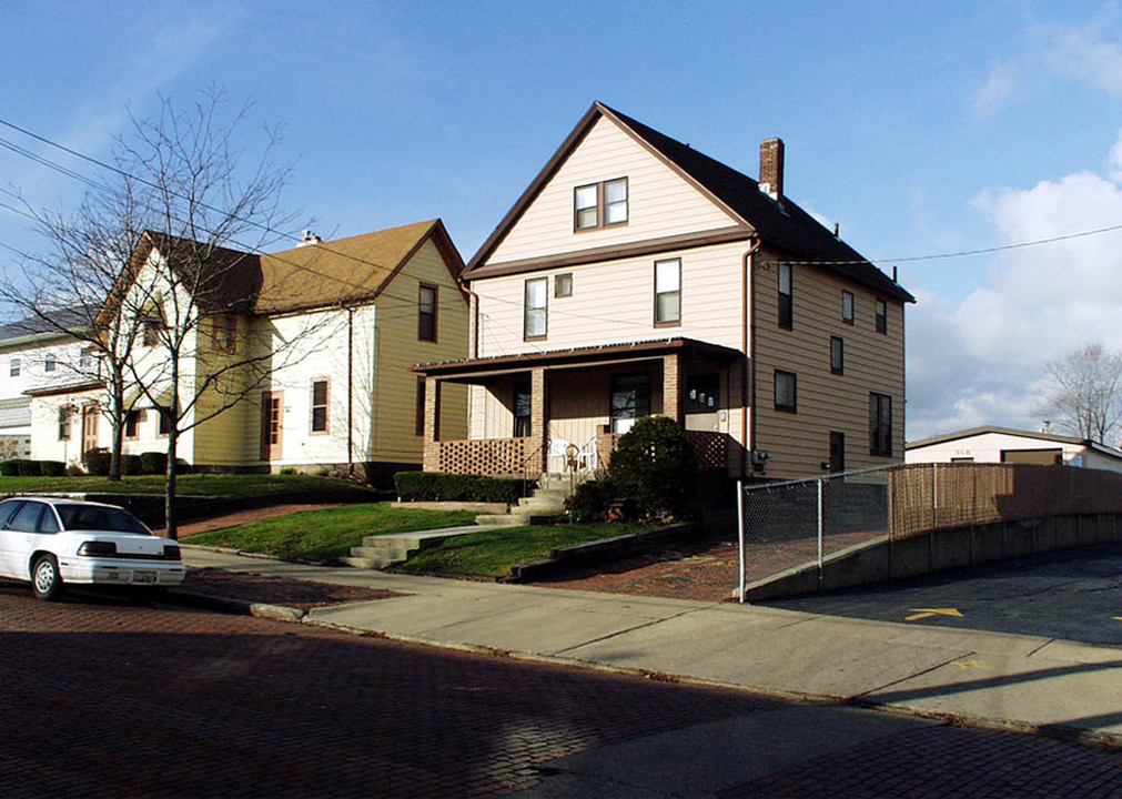 30-36 West St in Akron, OH - Foto de edificio