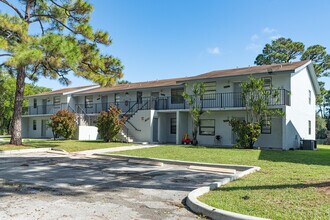 Lake Arjaro Apartments in West Palm Beach, FL - Building Photo - Building Photo