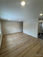 109 Ensign Ave, Unit 111 in Medina, NY - Foto de edificio - Building Photo