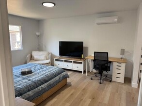 664 Carefree Dr, Unit Master's Bedroom in San Diego, CA - Building Photo - Building Photo