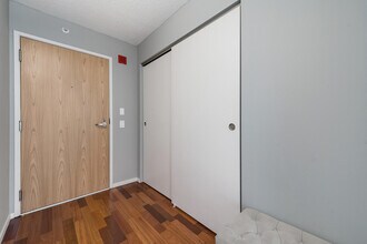 9715 Woods Dr in Skokie, IL - Building Photo - Building Photo