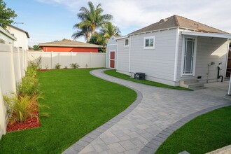 12230 Eucalyptus Ave in Hawthorne, CA - Foto de edificio - Building Photo