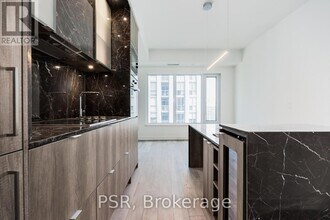11-2711 Yorkville Ave in Toronto, ON - Building Photo - Building Photo