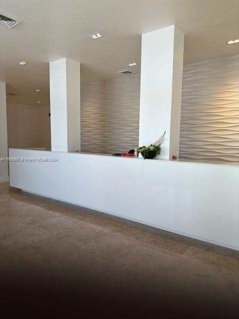 2201 S Ocean Dr in Hollywood, FL - Building Photo - Building Photo