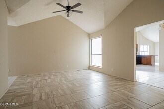 7956 San Jose Rd in El Paso, TX - Foto de edificio - Building Photo