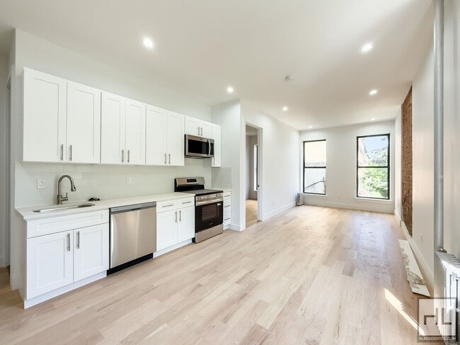 Expansive Sun-drenched Bed-Stuy 7 Bed 3-Ba in Brooklyn, NY - Foto de edificio - Building Photo