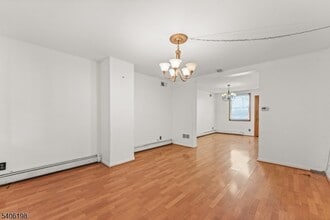 27 E Madison Ave in Clifton, NJ - Foto de edificio - Building Photo