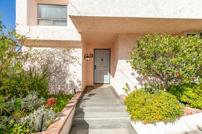 11911 Magnolia Blvd in Valley Village, CA - Building Photo - Building Photo