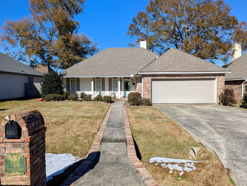 123 Twin Lakes Dr in Youngsville, LA - Building Photo