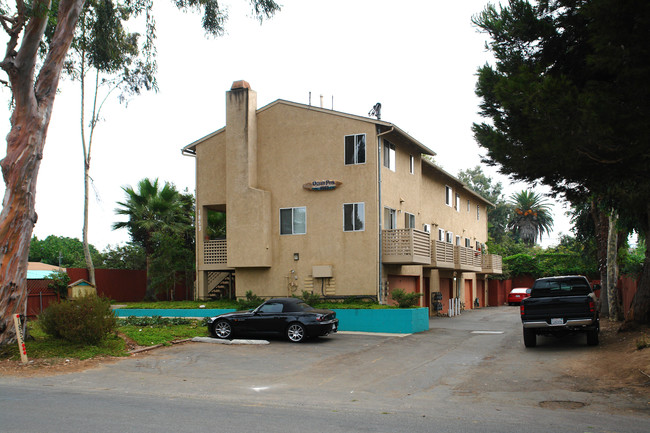 Ocean Peek Apartments in Encinitas, CA - Building Photo - Building Photo